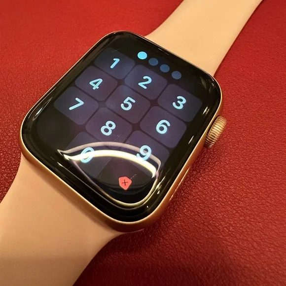 Series 5 Apple Watch - Rose Gold + 3 bands - Picture 4 of 13